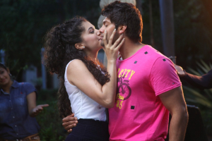 கொரோனா முத்தம்